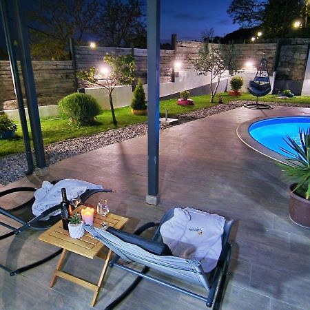 Holiday House Boost With Heated Pool Klis Екстериор снимка