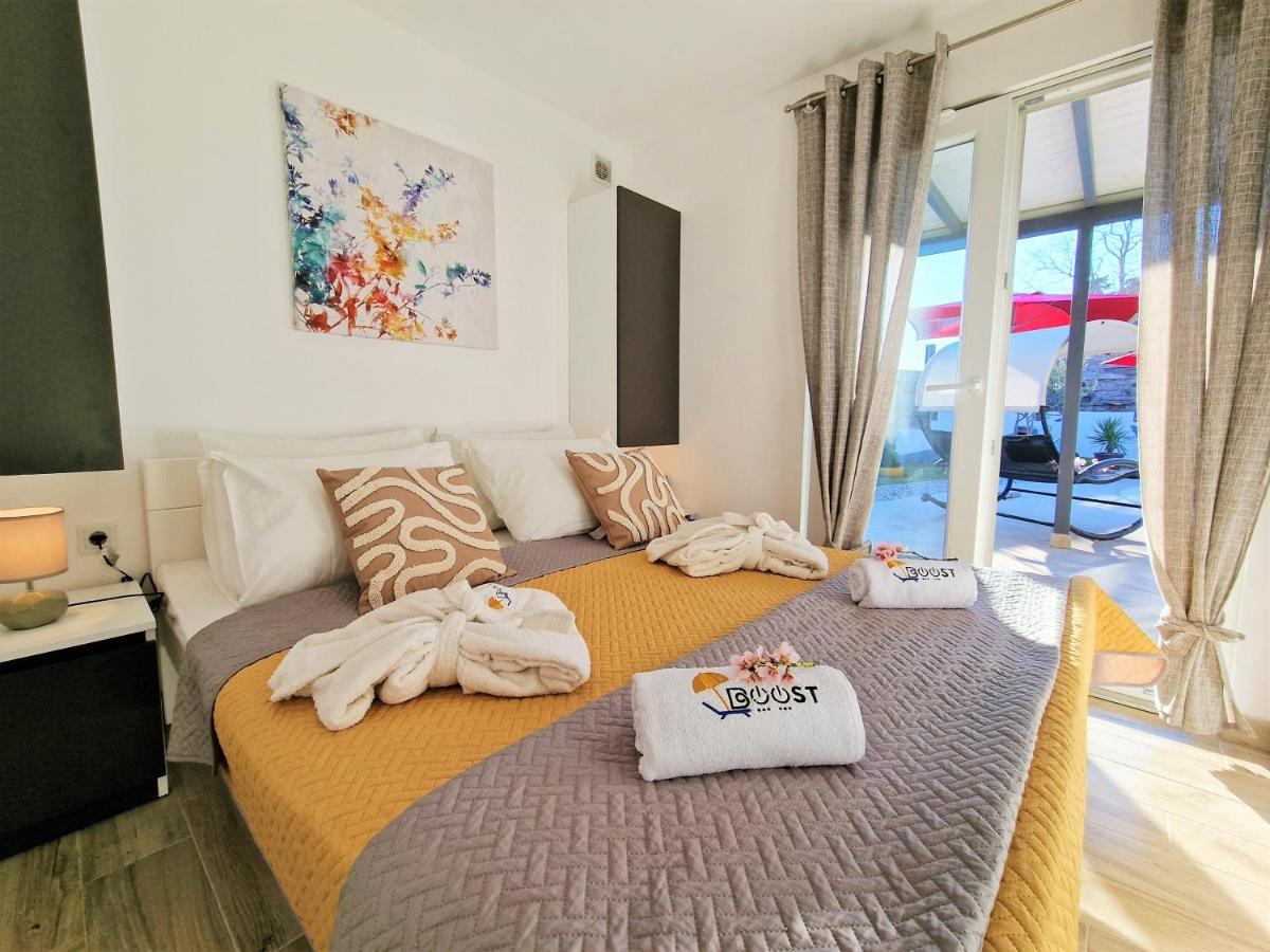 Holiday House Boost With Heated Pool Klis Екстериор снимка