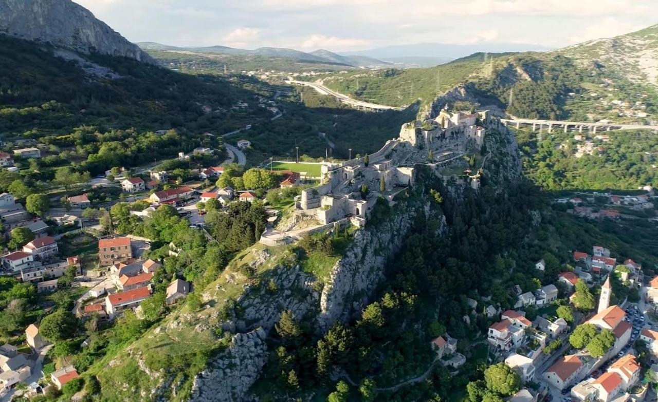 Holiday House Boost With Heated Pool Klis Екстериор снимка
