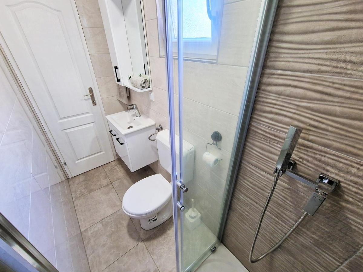 Holiday House Boost With Heated Pool Klis Екстериор снимка