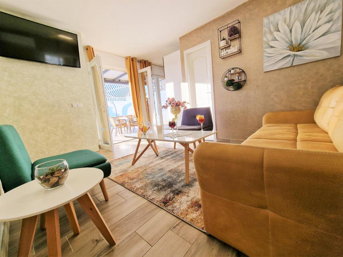 Holiday House Boost With Heated Pool Klis Екстериор снимка