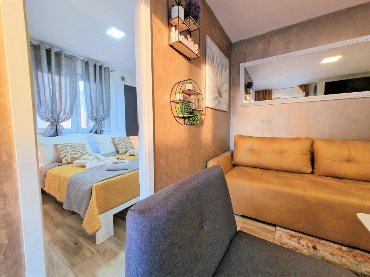 Holiday House Boost With Heated Pool Klis Екстериор снимка