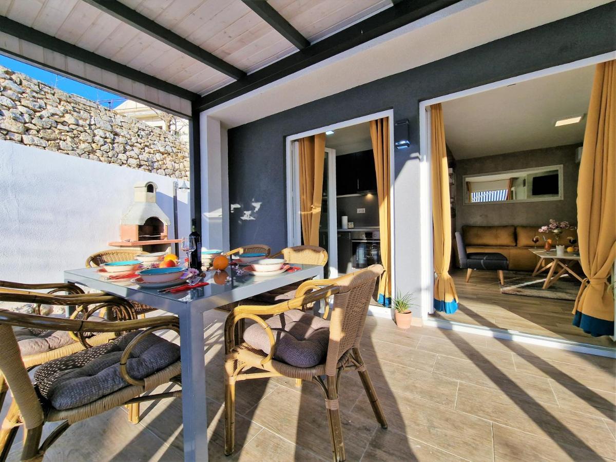 Holiday House Boost With Heated Pool Klis Екстериор снимка