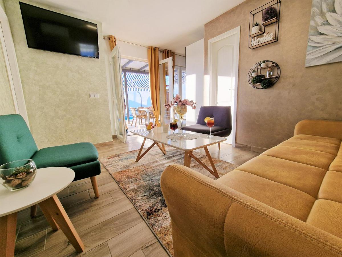 Holiday House Boost With Heated Pool Klis Екстериор снимка