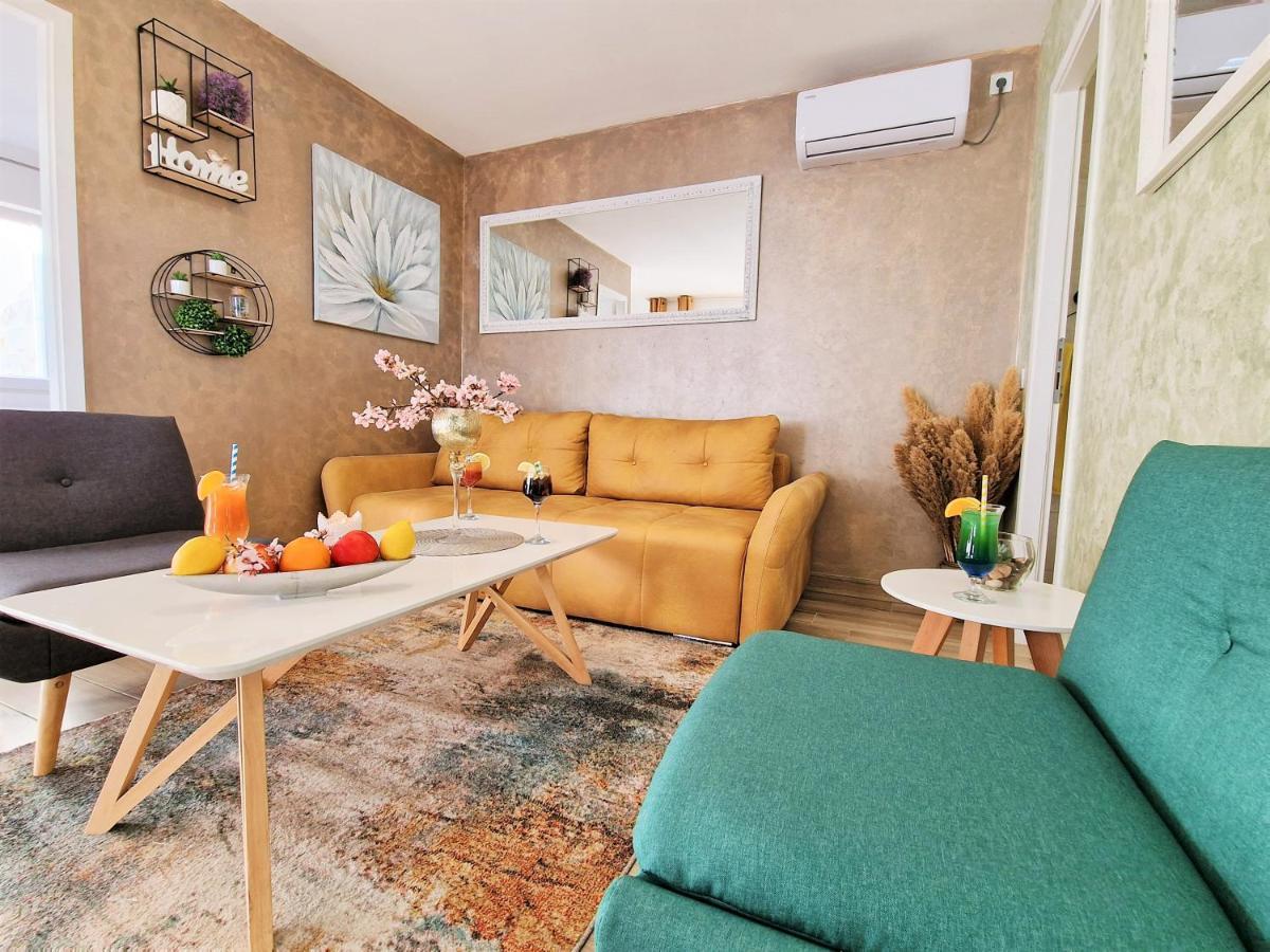 Holiday House Boost With Heated Pool Klis Екстериор снимка