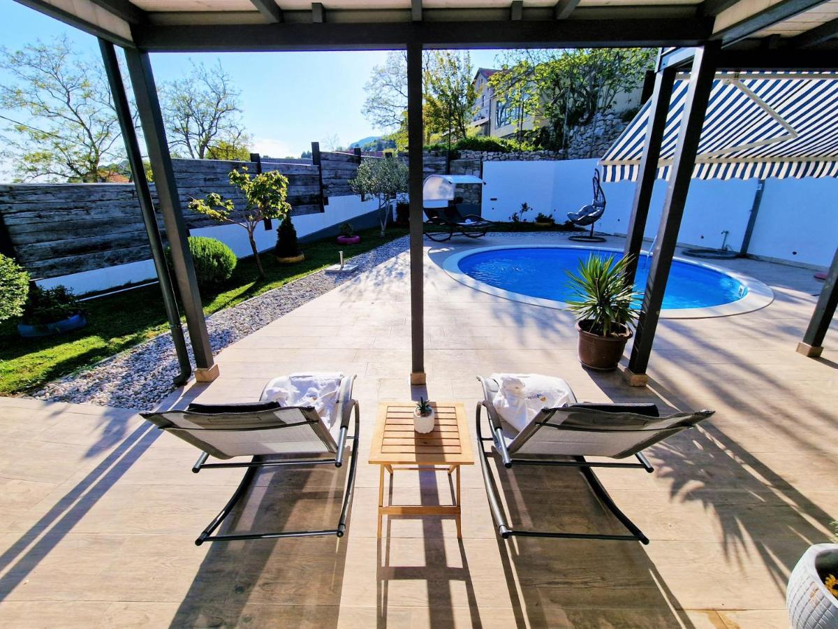 Holiday House Boost With Heated Pool Klis Екстериор снимка