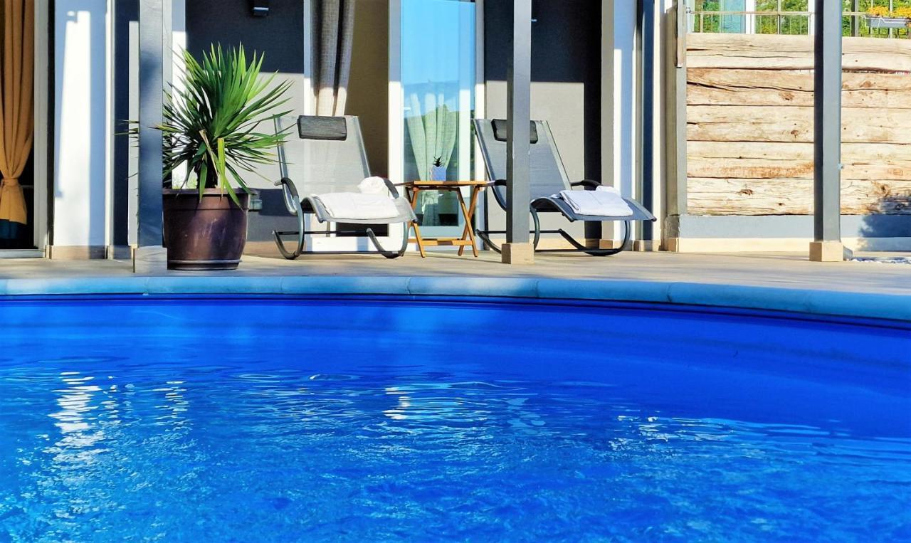 Holiday House Boost With Heated Pool Klis Екстериор снимка