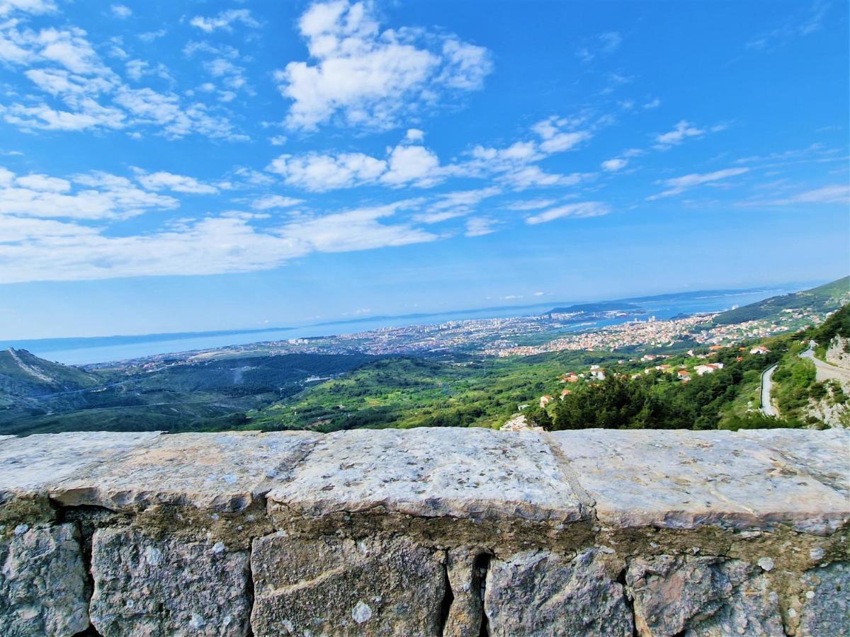 Holiday House Boost With Heated Pool Klis Екстериор снимка