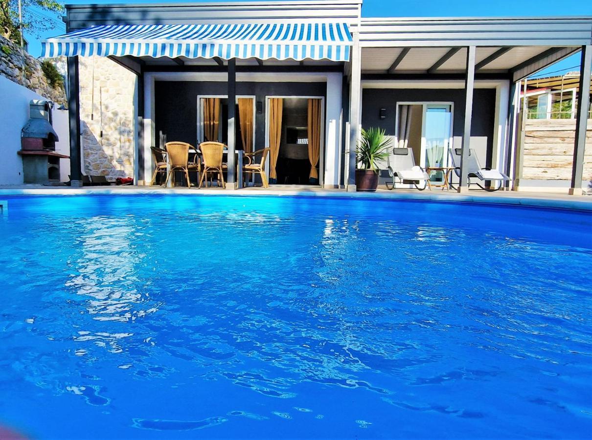 Holiday House Boost With Heated Pool Klis Екстериор снимка