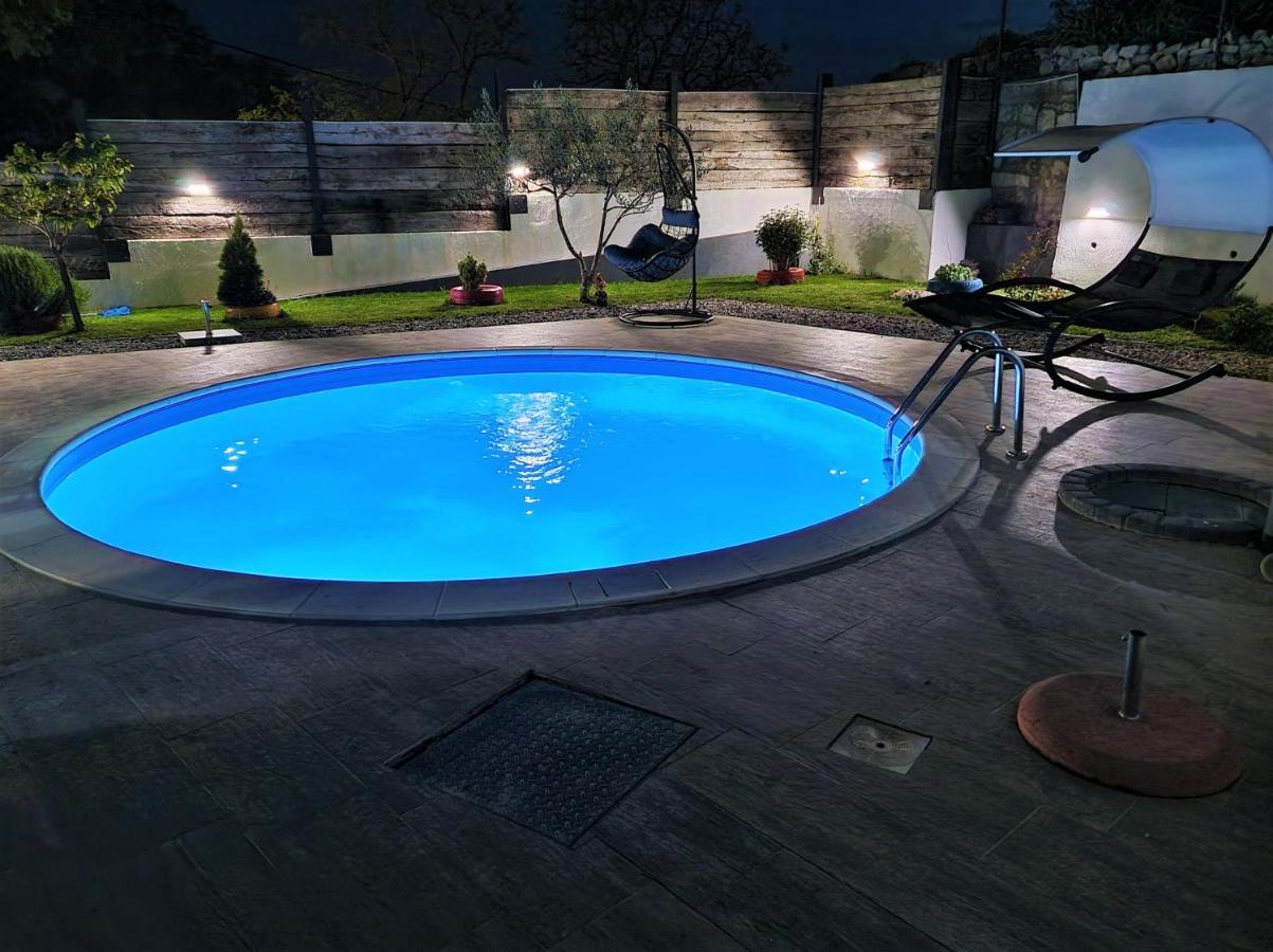 Holiday House Boost With Heated Pool Klis Екстериор снимка