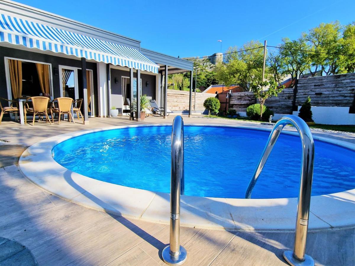 Holiday House Boost With Heated Pool Klis Екстериор снимка